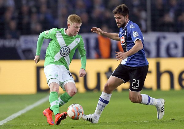 Florian Dick (rechts) im Kampf um den Ball mit dem Wolfsburger Kevin De Bruyne. - © dpa