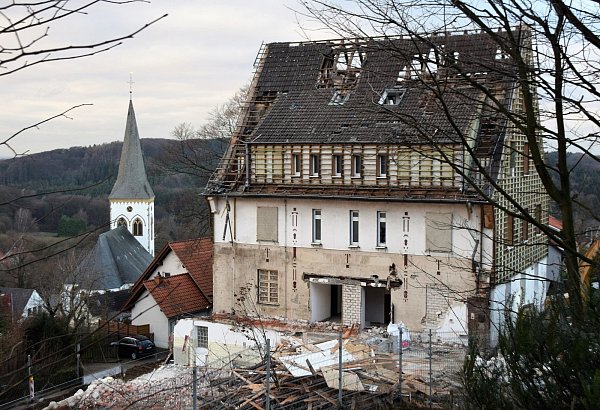 Abriss: Sorgfältig trennt die Abbruchfirma die damals verwendeten Baumaterialien, die aus heutiger Sicht umweltbedenklich sind. Mitte Januar – das teilte das Unternehmen mit – soll das Gebäude völlig verschwunden sein. Foto: Horst Biere - © Repro Horst Biere