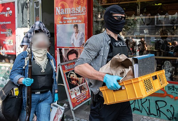 Gefährlich: Beamte sichern nach einer Razzia Beweise. - © picture alliance/dpa