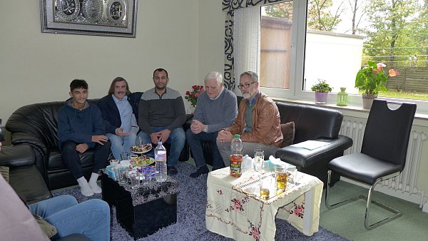 Ali Alhasan (15, v. l.), Nobby Morkes (BfGT), Abdulmunem Alhasan (Vater), Tassilo Hardung, Andreas Müller (BfGT) in der Parsevalsiedlung. - © BfGT