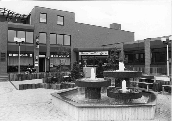 Haus des Bürgers: Das Foto zeigt das Haus des Bürgers im Jahr 1982. Es wurde 1981 erbaut und ist seit dem der Dorfmittelpunkt Lippinghausens. Im Obergeschoss tagen die AWO Lippinghausen und der Heimatverein. - © Gemeindearchiv