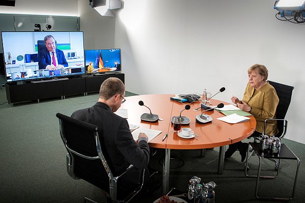 Bundeskanzlerin Angela Merkel und der Regierende Bürgermeister von Berlin, Michael Müller, sprechen bei der Videokonferenz mit NRW-Ministerpräsident Armin Laschet. - © Guido Bergmann/BPA/Handout via Reuters