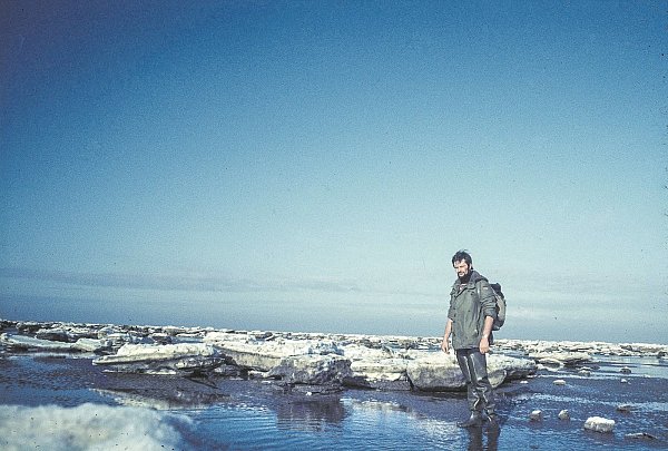 Als das Wattenmeer zur Eiswüste wurde: Wolfgang Lippek ließ sich auch von zehn Grad minus nicht einschüchtern und durchwatete im Februar 1979 das Niedersächsische Wattenmeer zwischen Cuxhaven und der Insel Neuwerk. Dabei traf er auf „bis zu drei Meter hohe Eisschollen“, sagt der Naturliebhaber und Biologe. Zwei Stunden benötigte er für die rund elf Kilometer zur Insel, am nächsten Tag ging es zurück. - © Wolfgang Lippek