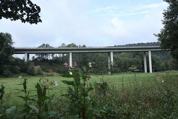Idyllisches Sauerbachtal: Die Talbrücke bei Grundsteinheim überspannt in 24 Metern Höhe eine Strecke von 347 Metern. - © Jens Reddeker