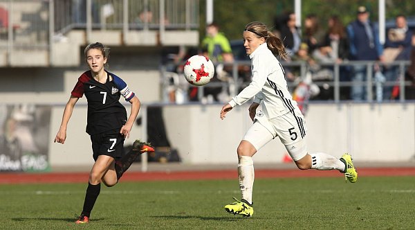 Josefine Neß (rechts im Bild) gilt beim DFB und beim SC Wiedenbrück als besonders zweikampfstark. - © René Weiss