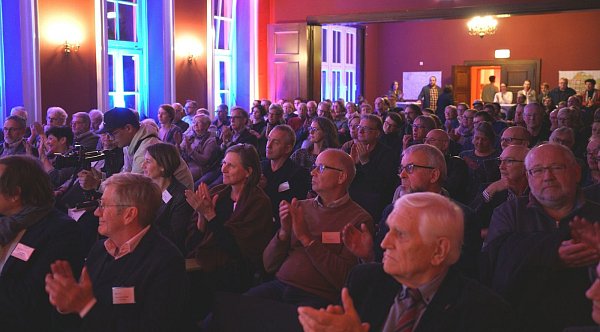 Volles Haus, viele Fragen und Anregungen beim gut besuchten Forum am Tag zwei der Werkstattwoche.