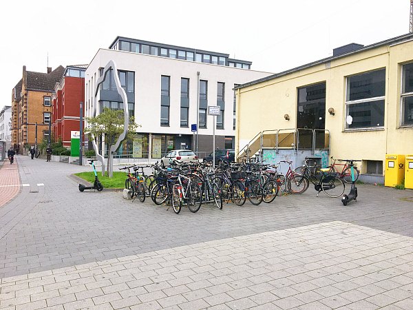 Die Fahrradständer vor dem Hauptbahnhof werden verlegt. Das Kunstwerk wechselt auf die gegenüberliegende Straßenseite. - © Stadt Paderborn