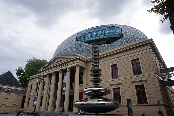 Wahrzeichen: Das Museum de Fundatie mit seiner mächtigen, modernen Kuppel liegt mitten in der Altstadt. 50.000 Kacheln reflektieren das Sonnenlicht. - © Thomas Gerstner