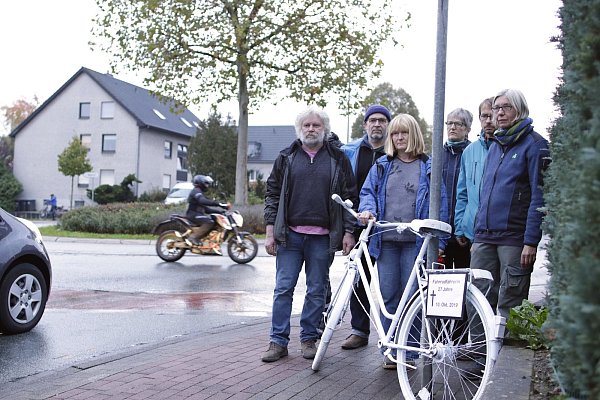 Wolfgang Nemesch, Guntram Sauermann, Ute Clauß, Barbara Rodi, Sebastian Marder und Bettina Wöhnung am Unfallort in Herford. - © Angelina Kuhlmann