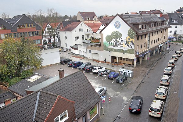 Abgebunden: Die Mittelstraße hat keine Bedeutung mehr für den Verkehr. In der Tribenstraße warten Taxis. - © Kiel-Steinkamp
