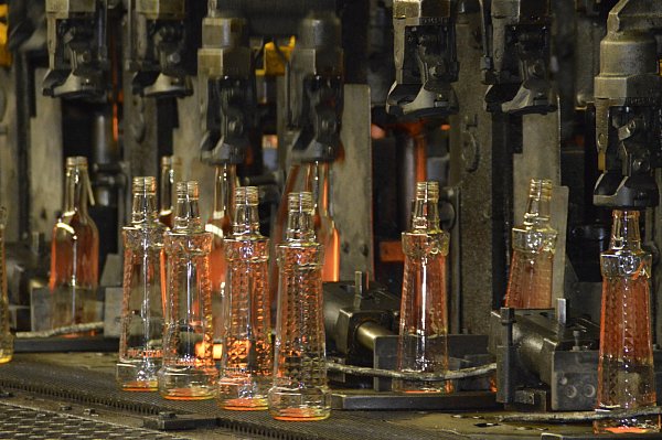 Noch heiß: In diese Flaschen wird später einmal Wodka abgefüllt werden. Nach dem Abkühlen werden sie hygienisch verpackt, damit keine Fremdkörper in die noch leeren Flaschen gelangen. - © Vivien Tharun
