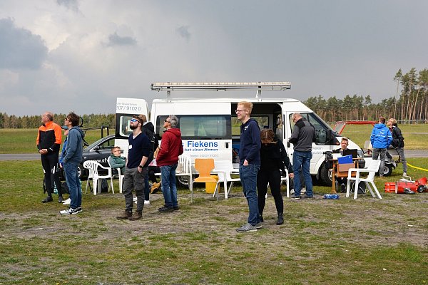 Zentraler Punkt: Um den Startwagen herum sammeln sich Organisatoren, Teilnehmer und Helfer. Im Bulli, der auf dem Platz quasi ein kleiner Tower ist, befindet sich das Equipment wie etwa Fallschirme oder Batterien. Hier werden auch die Starts angemeldet. - © Karin Prignitz