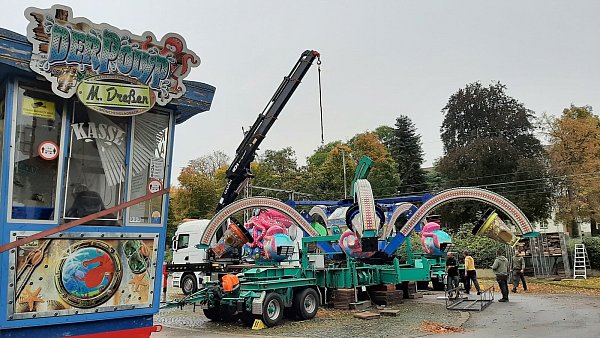 Die Aufbauarbeiten für Herbstlibori 2021 am Liboriberg in Paderborn sind in vollem Gange. - © Lena Henning