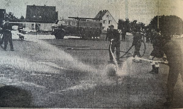 Die Feuerwehren veranstalteten eine Wasserschlacht auf dem Holser Sportplatz. - © NW/Louisa Kohnert