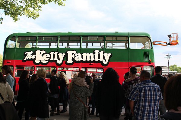 Den Bus der Kelly Family kennen die Fans noch von früher. - © Johannes Hülstrung