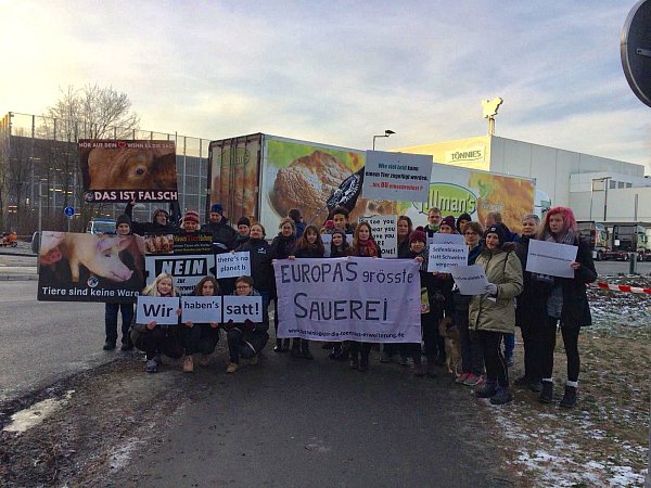 30 Aktivisten haben vor der Schlachtfabrik Tönnies protestiert - unter Dauerüberwachung. - © Bielefeld Animal Save