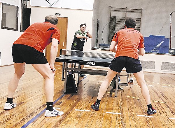 Helpups Abteilungsleiter und Spieler: Richard Lege (m.) serviert gegen die Spexarder Reserve. Am Ende feiert seine TuS den dritten Sieg in Folge. Dem Ziel Klassenerhalt kommen die Westlipper immer näher. Foto: TuS Helpup - © TuS Helpup