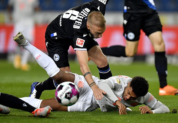 Auch Mike van der Hoorn ging immer wieder mehr als auf Tuchfühlung zu dem Nationalspieler, der an Corona infiziert ist. - © picture alliance / dpa