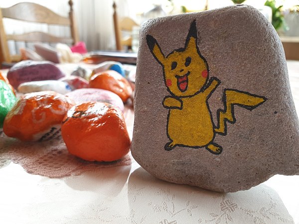 Pokemon: Ein Pickachu freut sich auf dem Stein. Wird es gefunden? - © Ilja Regier