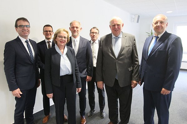 Auf einer Linie: Oliver Neuhaus (Direktor der Akademie für Gesundheitsberufe, Mühlenkreiskliniken Minden), Bastian Flohr (Pflegedirektor im Klinikum Herford und Geschäftsführer der Schulen für Pflegeberufe Herford-Lippe), Angela Lück (MdL), Christian Siegling (Pflegedirektor HDZ NRW), Roland von der Mühlen (Geschäftsführer Lukas-Krankenhaus Bünde), Karl-Josef Laumann (Minister für Arbeit, Gesundheit und Soziales des Landes NRW) und Thomas Fehnker (Stellvertretender Geschäftsführer HDZ NRW) sind sich in der Pflegeausbildung einig. - © Peter Steinert