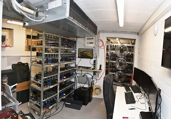 Der Serverraum des Hauptbeschuldigten. - © Polizei Münster