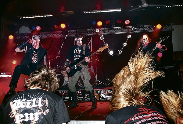 Auf der Bühne: Beim Still-Reaching-For-Darkness-Festival in Steinheim begeistert die Black-Metal-Band Necrotic Woods das Publikum. ´ - © FOTO: MADITA PEINE