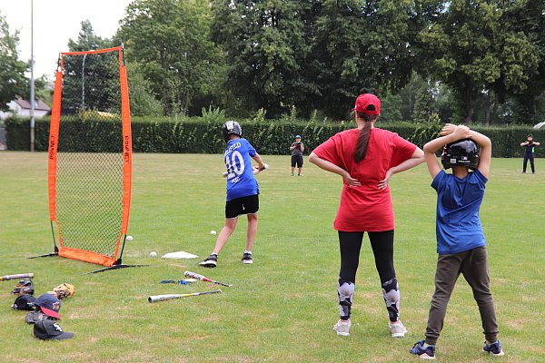 Das 7.Baseballcamp der Evangelisch-Freikirchlichen Gemeinde Herford fällt dieses Jahr kleiner aus, doch den Spaß beim Spiel lassen sich die jungen Teilnehmer trotzdem nicht nehmen. - © Alexandra Golfinger