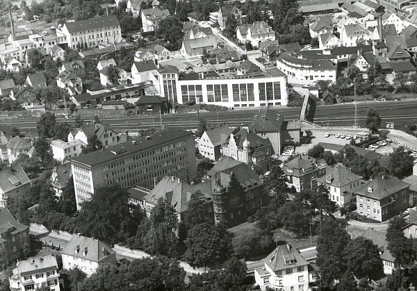 Luftbild von 1968: Hier sieht man noch die Fußgängerbrücke, auf der man im Wasserdampf stehen konnte. - © Archiv Polster