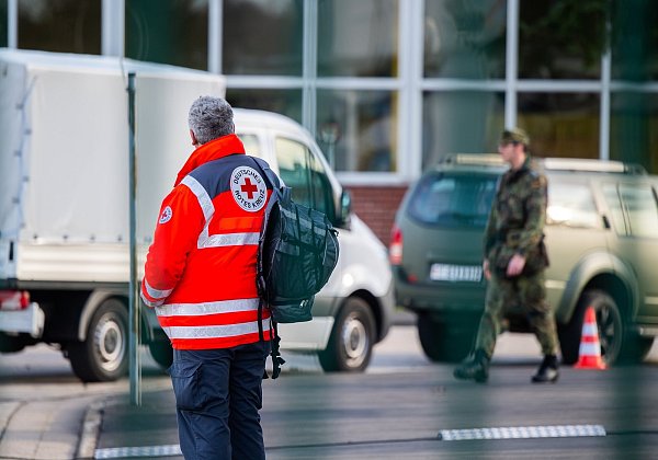  Ein Mitarbeiter der Deutschen Roten Kreuzes steht auf dem Gelände der Südpfalz-Kaserne im rheinland-pfälzischen Germersheim. Hier waren rund 120  China-Rückkehrer isoliert; eine Infektion wurde nicht festgestellt. - © picture alliance/dpa