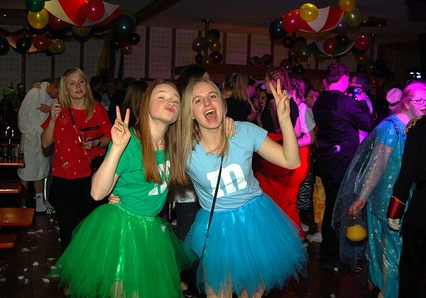 Die Gäste tanzen ausgelassen bei der Karnevals-Fete von Union Varl. - © Michael Grundmeier