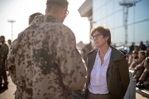 Verteidigungsministerin Annegret Kramp-Karrenbauer im Gespräch mit Soldaten der Bundeswehr am Flughafen in Taschkent, Usbekistan. - © AFP