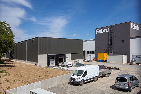 Komplett: Durch die neue Halle ergibt sich Platz in der bisherigen Lagerhalle, wo neue Maschinen für zusätzliche Kapazitäten und weiters Tempo in der Produktion sorgen sollen. - © Febrü