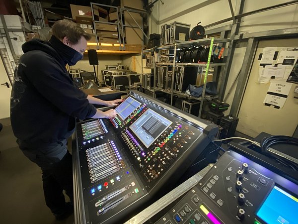 Azubi Alex Kolle übt an den Mischpulten im Eingangsbereich von Sound Linear. - © Mareike Gröneweg
