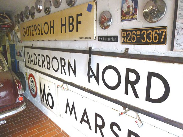 Auch NW-Leser Thomas Emmerich besitzt ein Schild des Bahnhalts Paderborn Nord - es hängt in seiner Garage. - © Thomas Emmerich