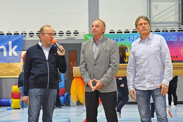 Eröffnung der 20. Familiade: Gerhard Feldmann (v.l.), Vorsitzender des TVC Enger, der sllvertretende Bürgermeister Ulrich Tuxhorn und Volker Stein von der Volksbank, die die veranstaltung sponserte. - © STEFANIE BOSS