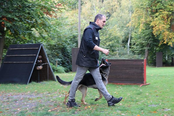 Jan Dorenkamp, Erster Vorsitzender des Vereins Hundesport Paderborn, beim Training (vor dem Lockdown) mit seiner Schäferhündin Becky. - © Hundesport Paderborn