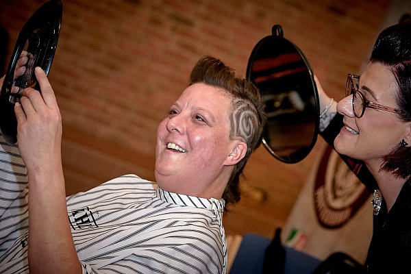 Große Kunst: Feenja ist begeistert von ihrem neuen Haarschnitt, in den ihr Friseurin Naddel ein Muster in den Undercut rasiert hat. - © Christina Falke / Artbestimmt.de