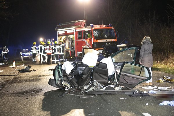 Der Pkw des Bad Oeynhauseners wird beim Zusammenstoß vollständig zerstört. - © Nonstopnews