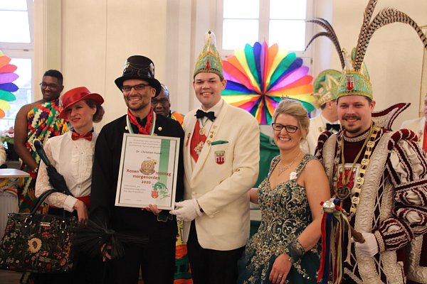 Christian Hundt (2.v.l.) empfängt aus den Händen von StKG-Präsident Dominik Thiet die Urkunde zum Rosenmontagmorgenorden. Zu den ersten Gratulanten gehören seine Gattin Vera (l.) und das Prinzenpaar. - © Sebastian Beeg