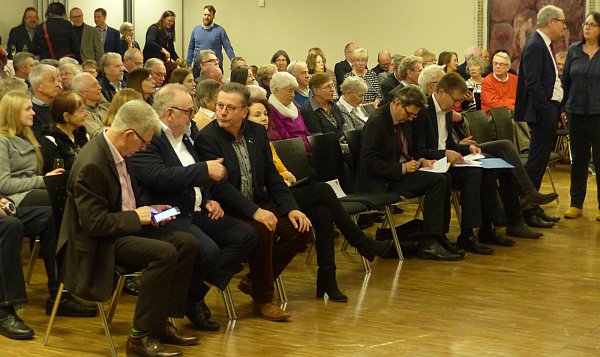 Die drei SPD-Bürgermeister (v.l.) Hans Jürgen Wessels, Josef Hartmann und Reiner Allerdissen haben in der ersten Reihe Platz genommen. Rolf Mützenich und Burkhard Blienert überfliegen ihre Manuskripte. - © Jochem Schulze