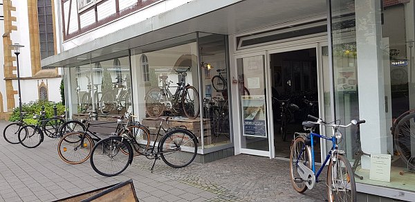 Blickfang: Auch von dem Laden „Living Classics“werden viele historische Fahrräder zum Anfassen präsentiert. - © Richard Zelenka