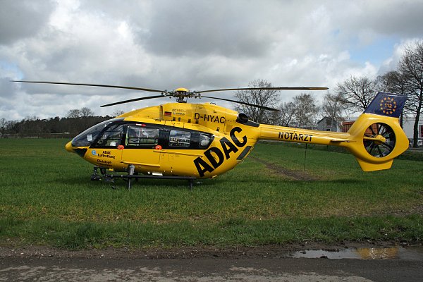 Ein Rettungshubschrauber musste den Mann in Krankenhaus bringen. - © Volker Dau/Feuerwehr Espelkamp