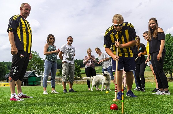 Ungewohnter Ballkontakt: Bei "Schlag die Altliga" stellen sich selbst gestandene Fußballer ganz neuen Herausforderungen. - © cut_mueller