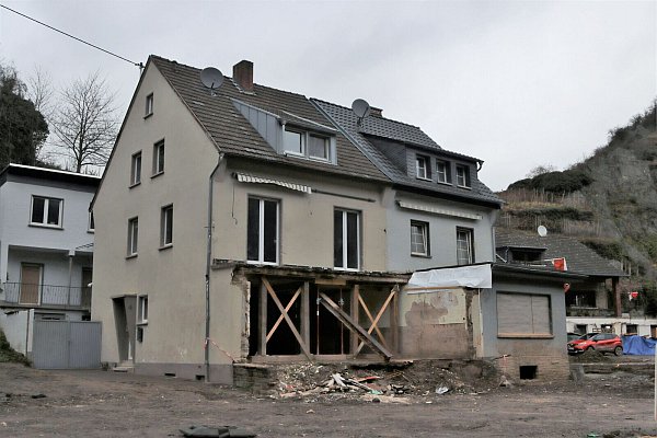 Eine Flutruine im Ahrtal bei Dernau. Das Bild wurde am 11.12.2021 aufgenommen. - © picture alliance / Eibner-Pressefoto