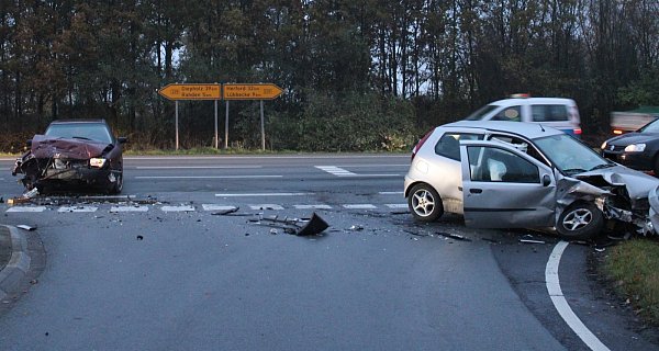 Beide Fahrzeuge dürften nur noch Schrottwert haben. - © Polizei Minden-Lübbecke