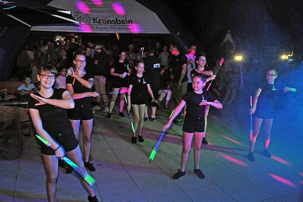 Gelungener Auftritt: Die Majoretten des Musikcorps Lenzinghausen sorgten mit ihrer Twirling-Einlage für einen Höhepunkt beim diesjährigen Freibadfest.

Foto: Stefanie Boss - © STEFANIE BOSS