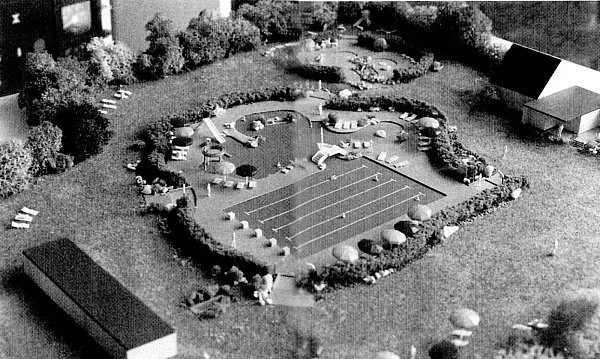 Freibadmodell – Entstanden zum Umbau 1994-95. Das Modell zeigt den Entwurf für Hiddenhausen noch ohne Einmeterbrett. Nachträglich wurde es den Bauplänen wieder hinzugefügt. - © Kommunalarchiv