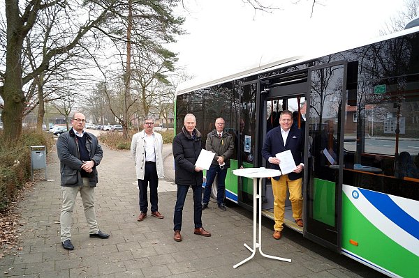 Frank Haberbosch (3. v. l.) und Kai Abruszat (5. v. l.) unterschreiben die Verträge. Daneben, von links: Johannes Marg, Geschäftsführer der MKB Mühlenkreis-Bus GmbH, Odilo Enkel, der Geschäftsführer der OWL Verkehr GmbH, und Achim Overath, Geschäftsführer der Minden-Herforder Verkehrsgesellschaft. - © Michael Grundmeier