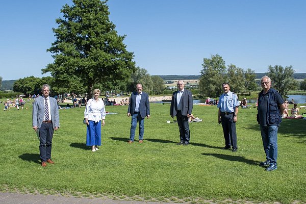 Stefan Fellmann, Inge Ortjohann, Volker Rodermund, Lothar Stadermann (alle Stadt Höxter), Hubertus Albers (Leiter der Polizeiwache Höxter) und Andreas Bohnenpoll (Ordnungsamt Stadt Höxter) appellieren an und kontrollieren das Einhalten der Corona Regeln in der Freizeitanlage Höxter Godelheim - © Stadt Höxter