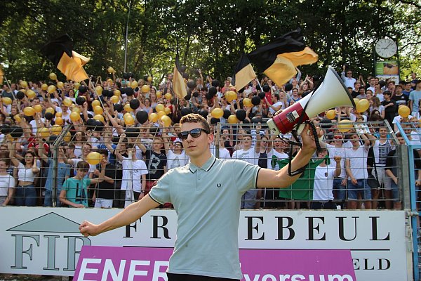 Dieser ESG-Fan gab den Ton an. Doch am Ende feierten die anderen. - © Benedikt Schülter